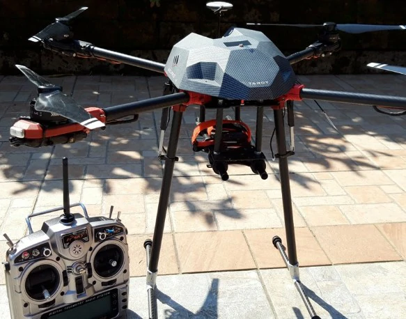 Conocimiento general del vuelo con uas - En esta imagen, el UAV está equipado con hélices: