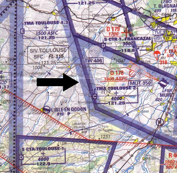 Restrictions de l’espace aérien - (Pour cette question, utilisez l'annexe 061-3271)La ligne bleue indiquée par la flèche représente la limite: