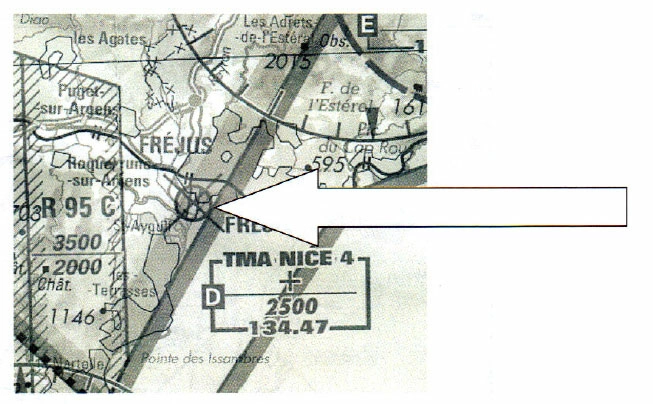 Restrictions de l’espace aérien - (Pour cette question, utilisez l'annexe 061-3446).Le symbole indiqué par la flèche signifie que: