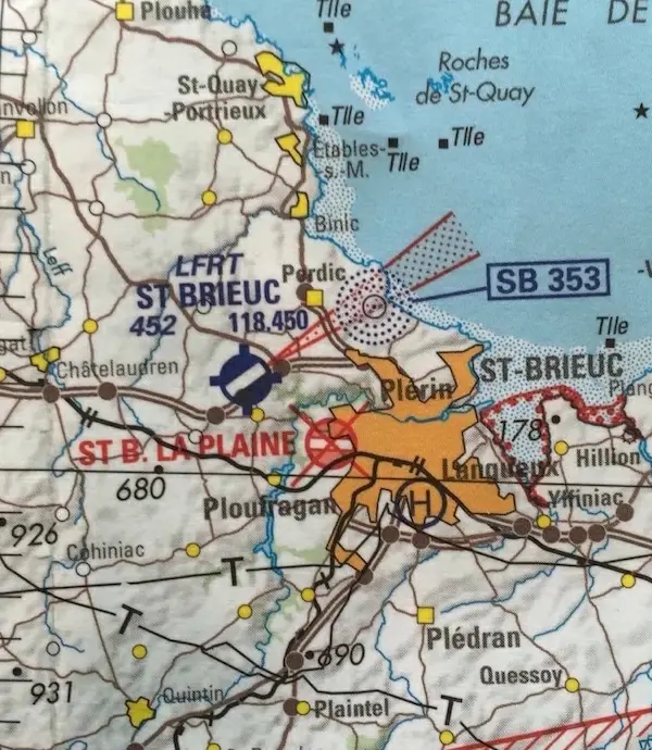 Navigation - L'aérodrome de Saint-Brieuc-La-Plaine est: