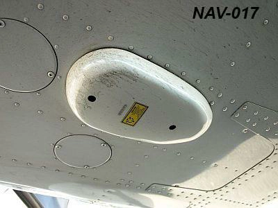Navigatie - Welke ontvangstantenne bevindt zich onder de afgebeelde antennekap? Zie afbeelding (NAV-017)